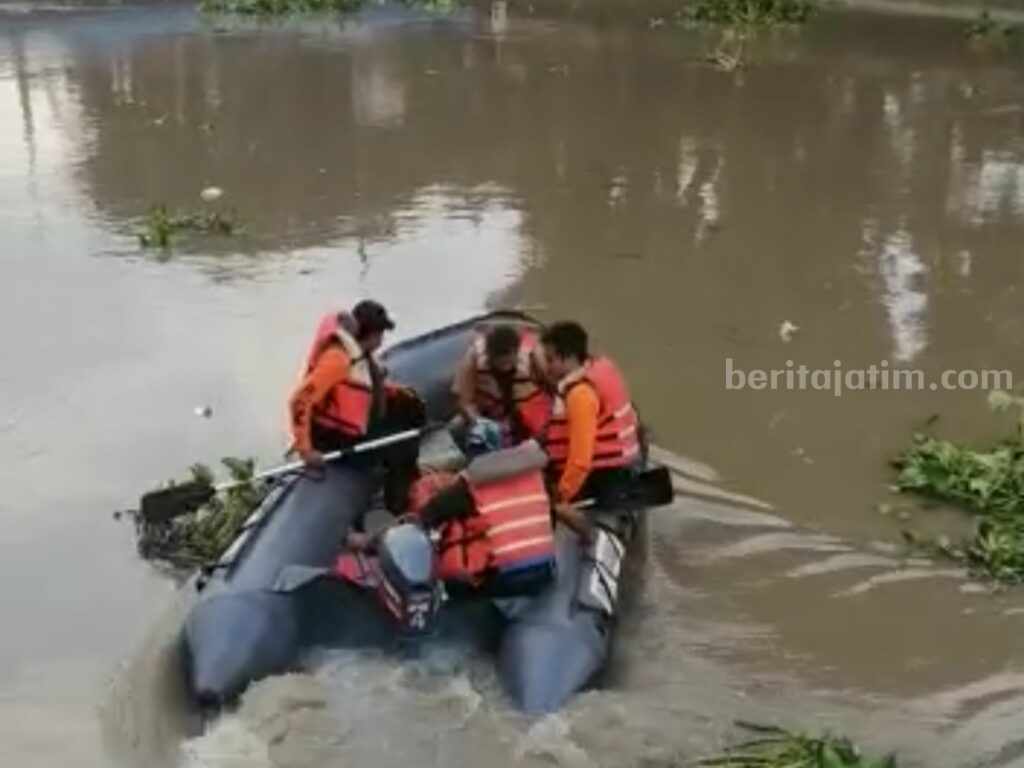 Remaja Tenggelam di Pintu Air Jagir, Petugas Lanjutkan Pencarian Besok Petugas saat melakukan pencarian di sungai Jagir (Dekat Pintu Air), Minggu (19/02/2023) (Foto/Anggadia)