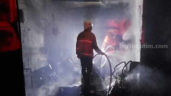 Petugas PMK Kabupaten Mojokerto melakukan pemadaman di warung makan yang terbakar di Dusun Donorejo RT 002 RW 007, Desa Jasem, Kecamatan Ngoro, Kabupaten Mojokerto. [Foto : ist]