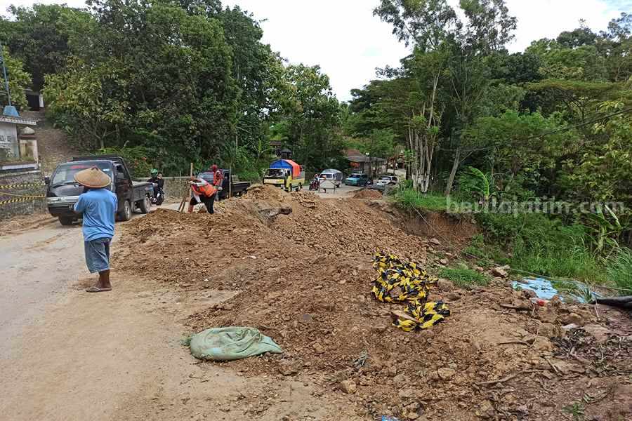 Jalan Amblas, Jalur Ponorogo-Pacitan Sistem Buka Tutup Kondisi ruas jalan di Desa Wates Kecamatan Slahung yang ambles karena longsor. (Foto/Endra Dwiono)