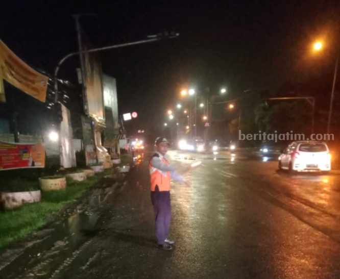 petugas Dinas Perhubungan (Dishub) Gresik sedang mengatur kendaraan agar tidak parkir sembarangan