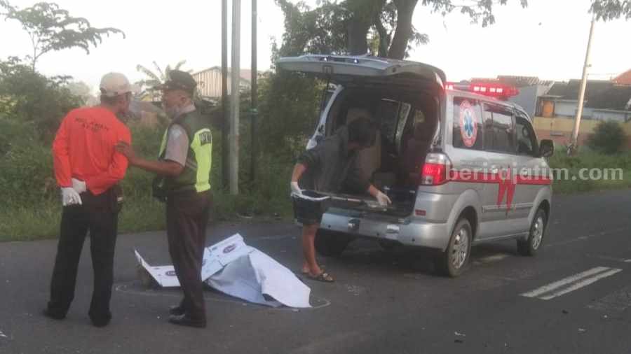 Jenazah korban dievakuasi ke RSUD Prof Dr Soekandar Kecamatan Mojosari, Kabupaten Mojokerto. [Foto : ist]