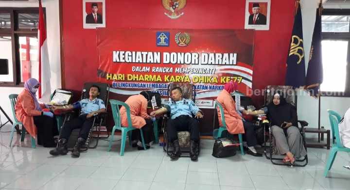 Salah satu giat donor darah UDD PMI Pamekasan, di Kantor Lapas Kelas IIA Pamekasan, beberapa waktu lalu. [Gambar: Dokumen UDD PMI Pamekasan]