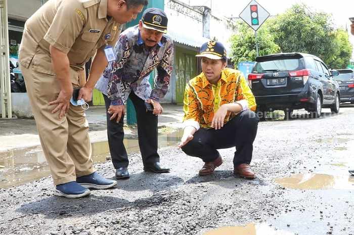 Tinjau Jalan Rusak di Ruas Nganjuk-Kediri, Wagub Emil Langsung Telpon Kepala UPT Bina Marga Provinsi Wagub Jatim, Emil Dardak saat meninjau jalan rusak di ruas jalan Kediri-Nganjuk