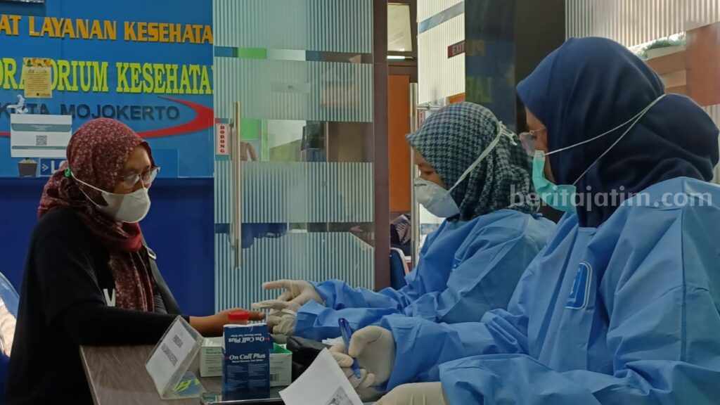Wartawan beritajatim.com saat menjalani pemeriksaan di UPT Labkesda Kota Mojokerto. [Foto : ist]
