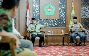 Bupati Pamekasan, Badrut Tamam (pegang mic) menerima kunjungan dari Dewan Pendidikan Pamekasan, di Peringgitan Mandhapa Aghung Ronggosukowati, Jl Pamong Praja Nomor 1 Pamekasan, senin (13/2/2023). [Gambar: Dokumen Dewan Pendidikan Pamekasan]