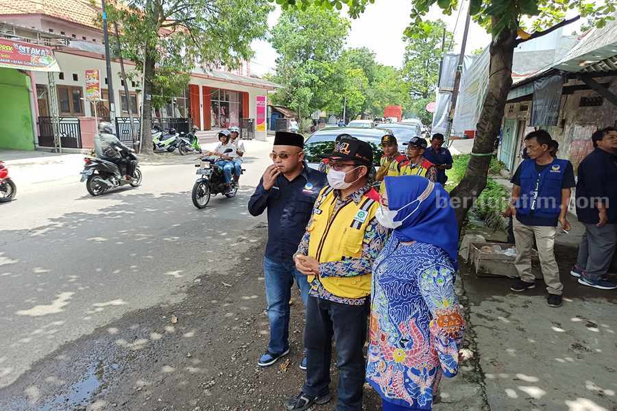 Kabar Baik bagi Ponorogo, Jalan MT Haryono Bakal Dilebarkan Saiful Fajar (kuning) dengan anggota komisi V DPR RI Sri Wahyuni saat meninjau ruas jalan di Jalan MT. Haryono Ponorogo. (Foto/Endra Dwiono)