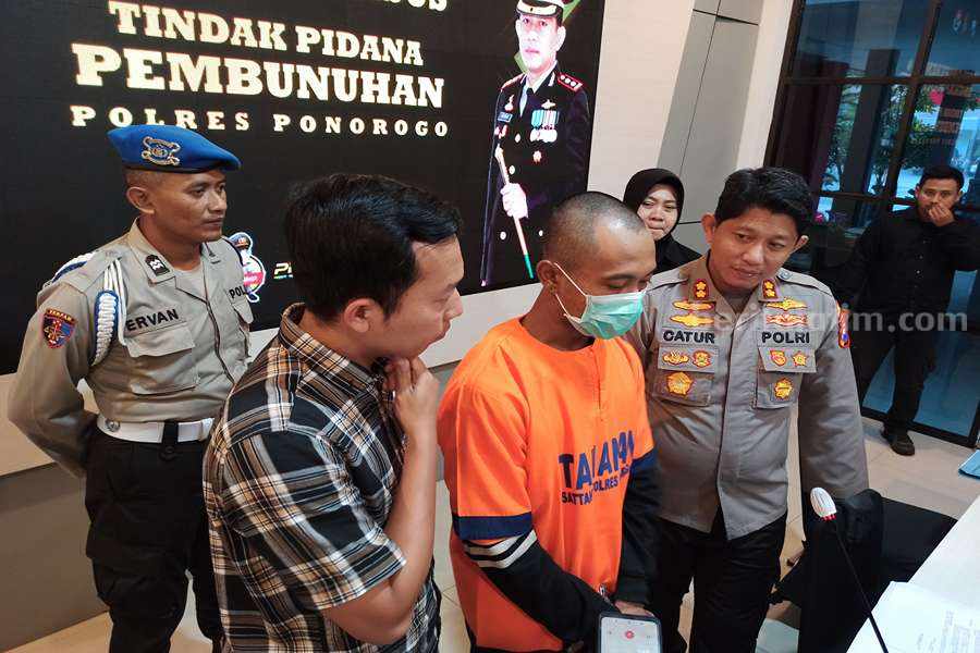 Usai Dibunuh, Pengamen Perempuan di Ponorogo Masih Dianiaya Tersangka saat menjalani preass release di Mapolres Ponorogo. (Foto/Endra Dwiono)