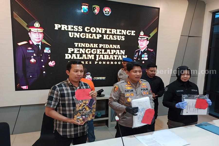 Pria Ponorogo Gelapkan Uang Perusahaan dengan Orderan Fiktif Kasat Reskrim AKP Nikolas Bagas Y K menunjukkan barang bukti stempel yang dibuat pelaku untuk order fiktif. (Foto/Endra/Beritajatim.com)