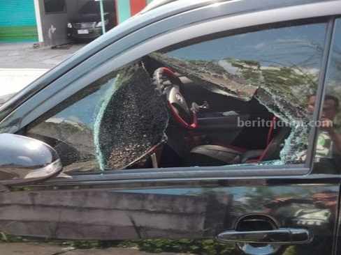 Waspada, Bandit Pecah Kaca Mobil Teror Pradah Kali Kendal Surabaya Kaca mobil milik Steven Pecah