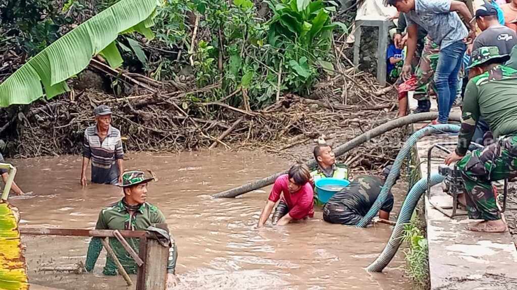 TNI-Polri di Mojokerto Bersihkan Aliran Sungai Tersumbat Material Longsor mojokerto