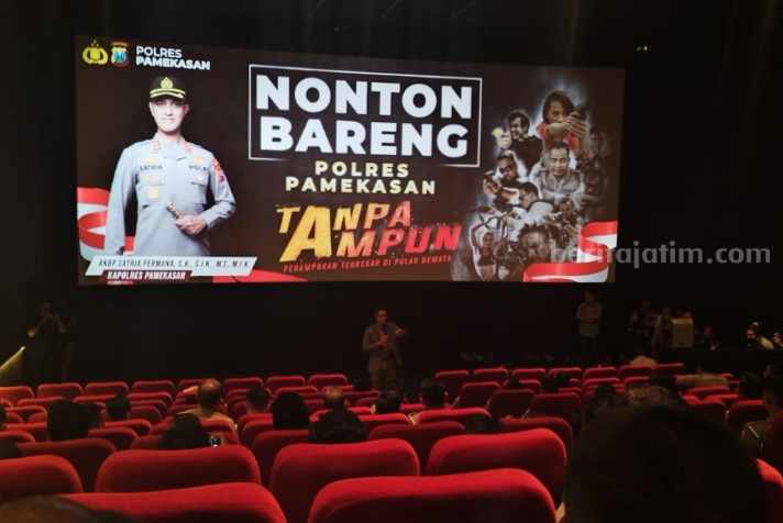 Suasana nobar Film 'Tanpa Ampun' yang digagas Kapolres Pamekasan, AKBP Satria Permana, di Bioskop KCM Jl Raya Nyalaran, Pamekasan, Selasa (21/2023).
