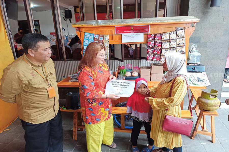 Iyan Kusmadiana mendampingi anggota DPR RI Ina Amania menyerahkan bantuan kewirausahaan untuk warga Ponorogo. (Foto/Endra Dwiono)