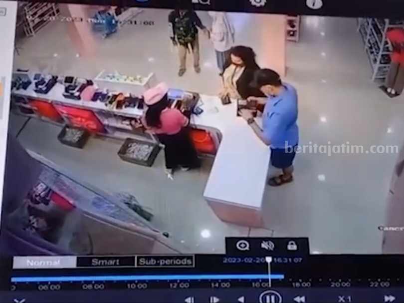 Rekaman CCTV Deliwafa Store Kedung Cowek