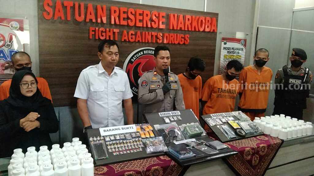 Kasatreskoba Polres Malang AKP Subijanto, bersama Kasi Humas Polres Malang Iptu Achmad Taufik, Kamis (23/2/2023).