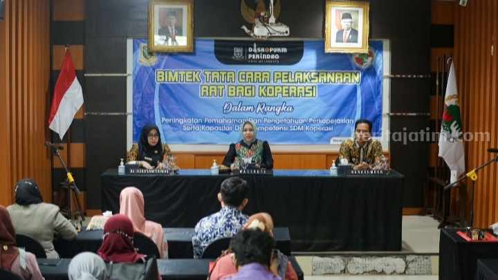 Wali Kota Mojokerto Ika Puspitasari saat membuka Bimbingan Teknis Tata Cara RAT di Aula Diskopukmperindag Kota Mojokerto. [Foto : ist]