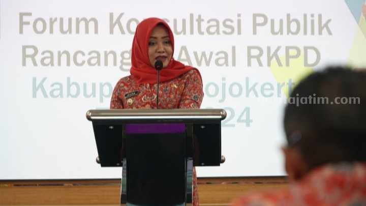 Bupati Mojokerto Ikfina Fahmawati saat membuka secara resmi Forum Konsultasi Publik di Ruang Rapat Bappeda Kabupaten Mojokerto lantai dua. [Foto : ist]