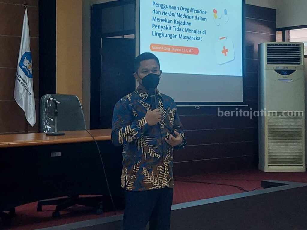 Dosen Unusa: Penggunaan Obat Tak Bijak Jadi Masalah Kesehatan di Indonesia Dosen Unusa Yauwan Tobing Lukiyono memberikan edukasi kepada puluhan anggota DWP LLDIKTI Wilayah VII