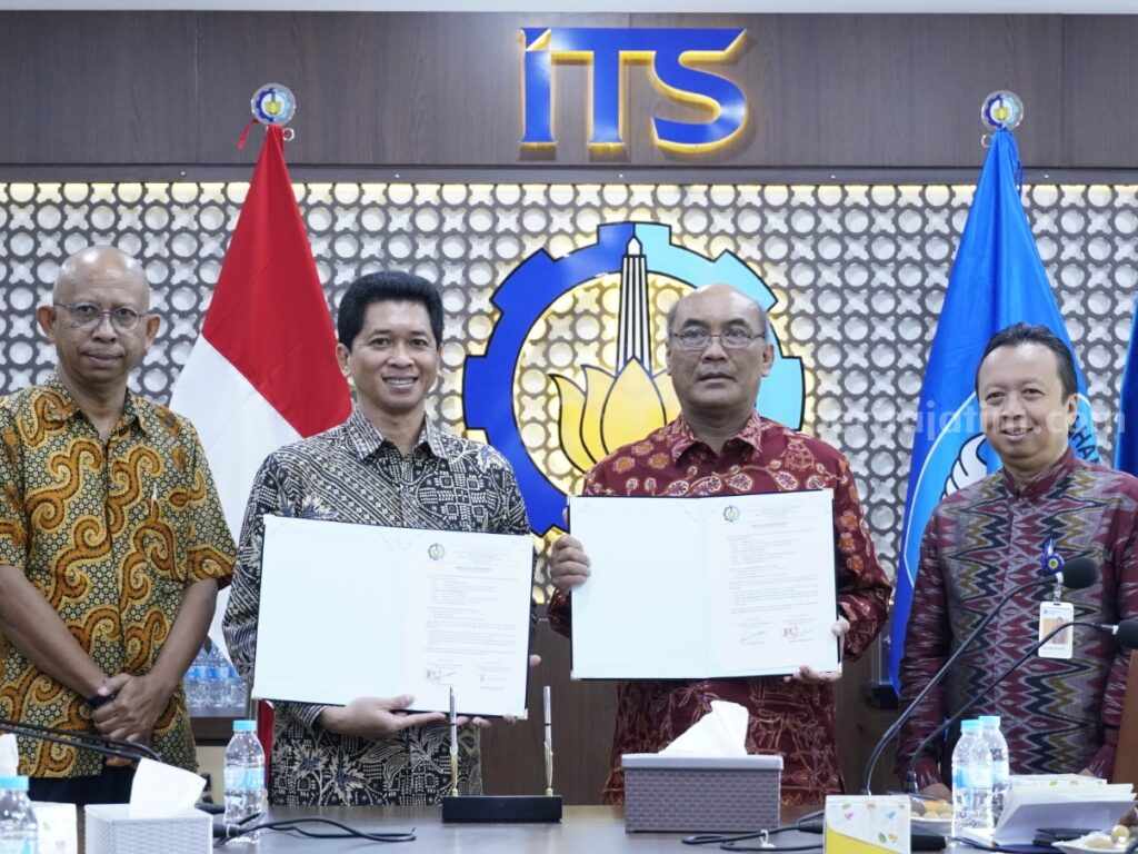 Serah terima hasil inovasi iStow kepada Ketua KNKT di Gedung Rektorat ITS
