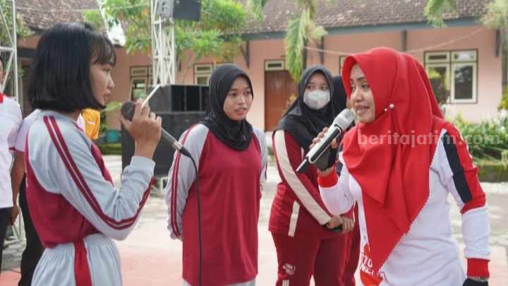 Bupati Mojokerto Ikfina Fahmawati berdialog dengan para siswa SMK Negeri 1 Dlanggu. [Foto : ist]
