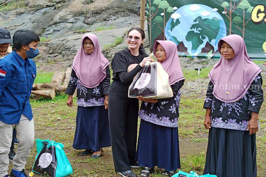 Arumi Bachsin ke Ponorogo Tinjau Sekolah Lansia Tangguh Arumi Bachsin saat menyerahkan baksos kepada lansia di Desa Bedingin Kecamatan Sambit Ponorogo. (Foto/Endra Dwiono).
