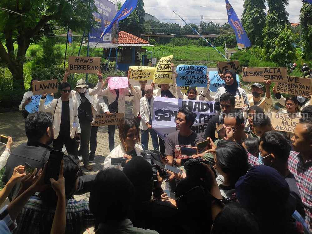 Anggota LPM Acta Surya, Kiki Evelin Olivia Sihaloho (Kiki), diwawancarai awak media ketika sedang turun aksi di Stikosa AWS, Senin (27/2/2023).
