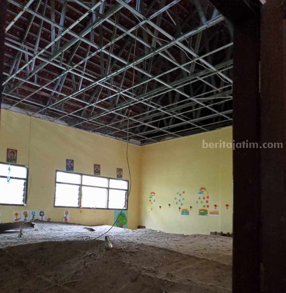 Atap SDN Srigonco, Bantur, Kabupaten Malang, ambruk rusak setelah diterjang angin kencang, Selasa (28/2/2023).