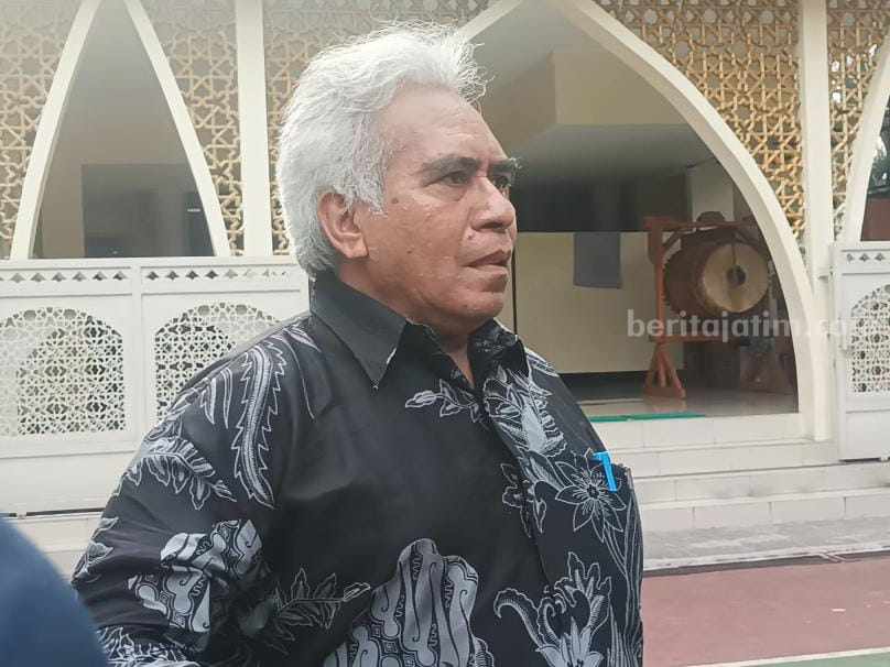 Usai Sidang, Pengacara Dianiaya Tergugat di PN Surabaya Advokat Jan O Labobar saat memberikan keterangan terkait penganiayaan yang dialami Fredy di PN Surabaya, Senin (28/02/2023).