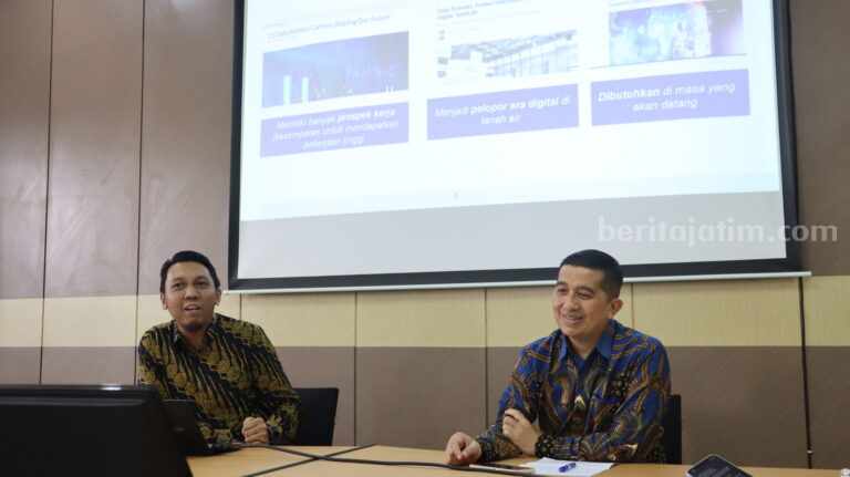 Ketua Prodi Sains Data bersama Dekan FMIPA UB (Foto: FMIPA UB)