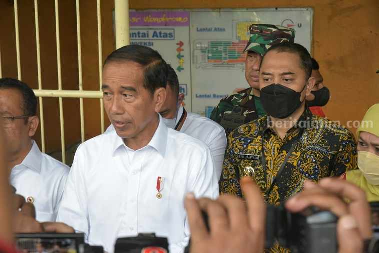 Jokowi Cek Harga Bahan Pokok di Pasar Wonokromo Surabaya jokowi