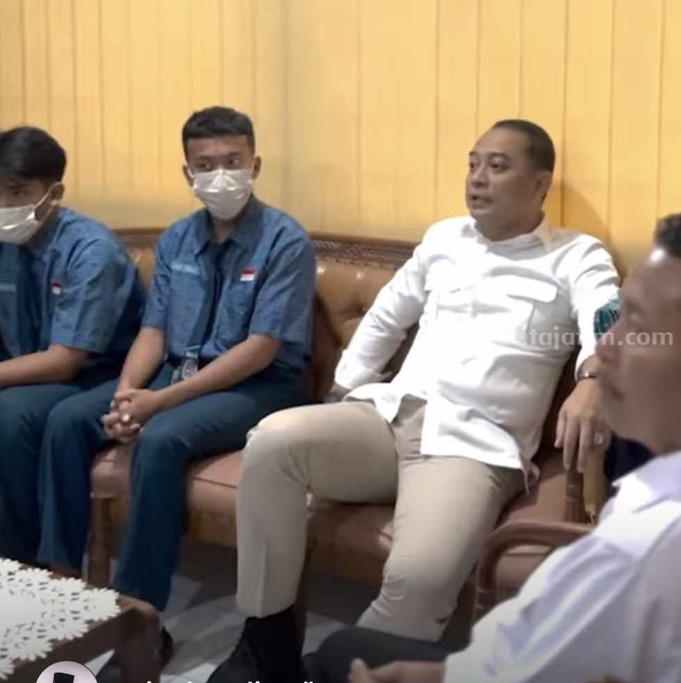 Wali Kota Surabaya Eri Cahyadi saat memberi pengaraha di SMAN 9 Surabaya