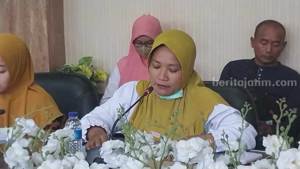 Insih Indrawati, seorang perawat honorer, meneteskan air mata dalam rapat dengar pendapat antara Komisi D dengan Forum Honorer Tenaga Kesehatan (FHTK), di gedung DPRD Jember, Jawa Timur, 27 Februari 2023