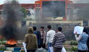 Pendemo Bakar Ban Bekas di Depan Kantor Bupati Sumenep sumenep