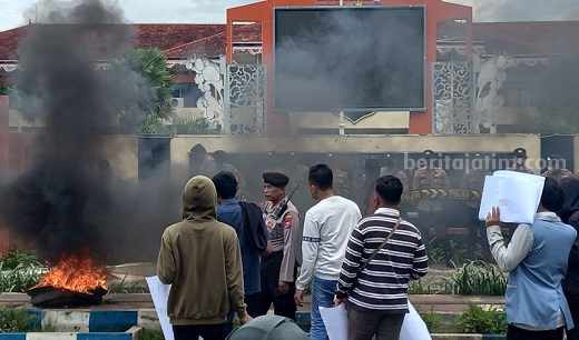 Pendemo Bakar Ban Bekas di Depan Kantor Bupati Sumenep sumenep