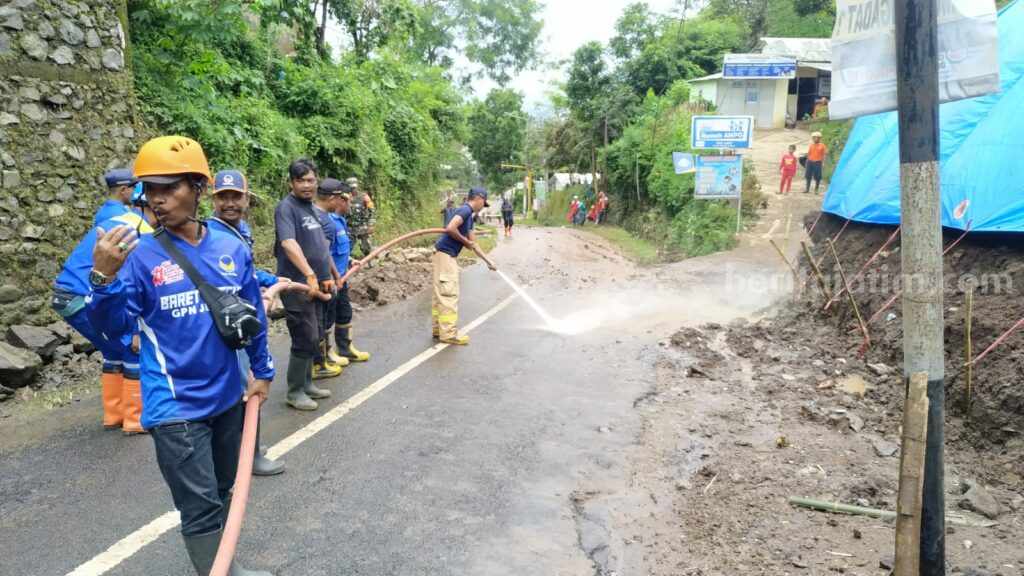 Plengsengan Belakang 2 Rumah Warga di Jember Longsor
