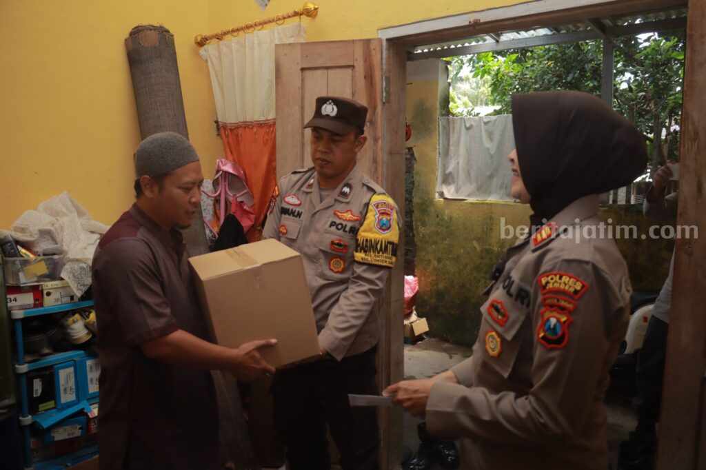 Beri Bantuan, Polres Jember Minta Keluarga Aremania Percayakan Proses Hukum Polres Jember memberikan tali asih kepada keluarga korban Tragedi Kanjuruhan