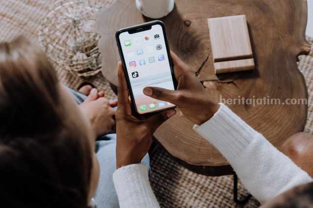 Medsos Paling Banyak Digunakan Tahun 2023, TikTok Kalahkan Facebook? Ilustrasi mengakses Media Sosial (sumber: cottonbro)