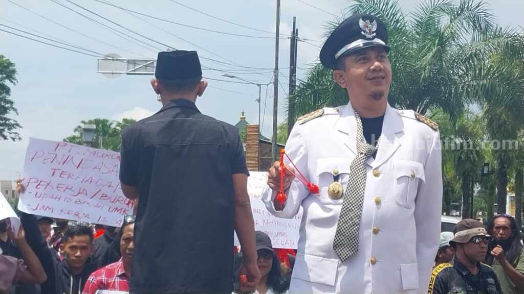 Massa Aksi 272 Bawa Lato-lato Kritik 2 Tahun Pemerintahan Hendy-Firjaun