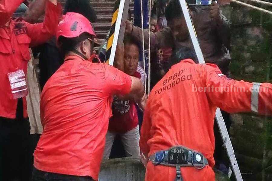 Petugas BPBD Ponorogo saat melakukan penyelamatan nenek Nurul yang tercebur sumur. (Foto/Istimewa)