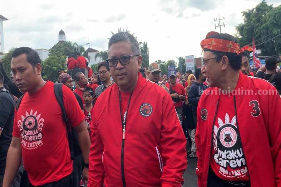 Sekjen PDI Perjuangan Hasto Kristiyanto ikut Mlaku Bareng dengan masyarakat Ponorogo. (Foto/Endra Dwiono)