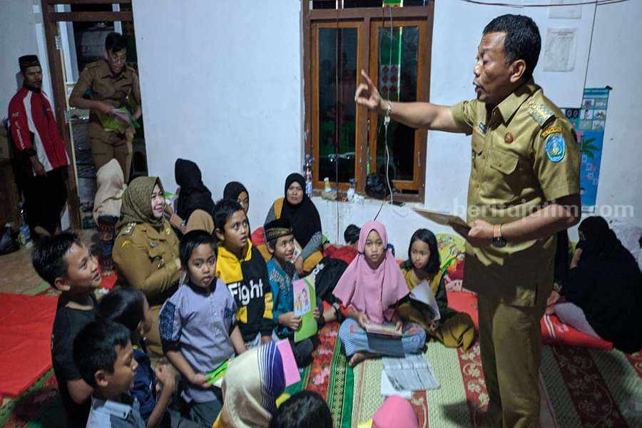 Bupati Sugiri Sancoko dan Wabup Lisdyarita saat mengunjungi anak-anak yang berada di tempat pengungsian. (Foto/Istimewa)