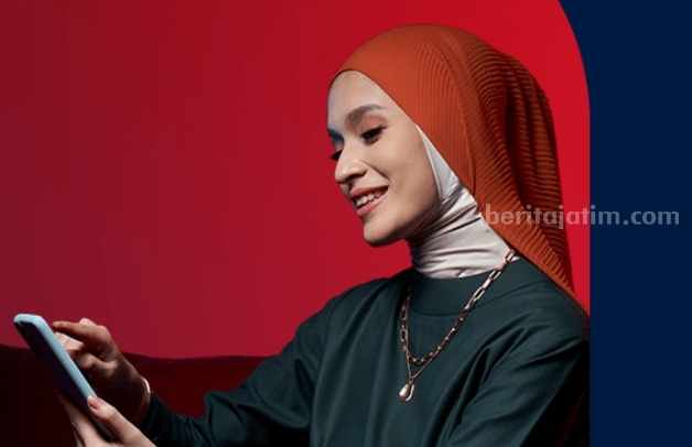 Ilustrasi sedang mengecek paket telkomsel.