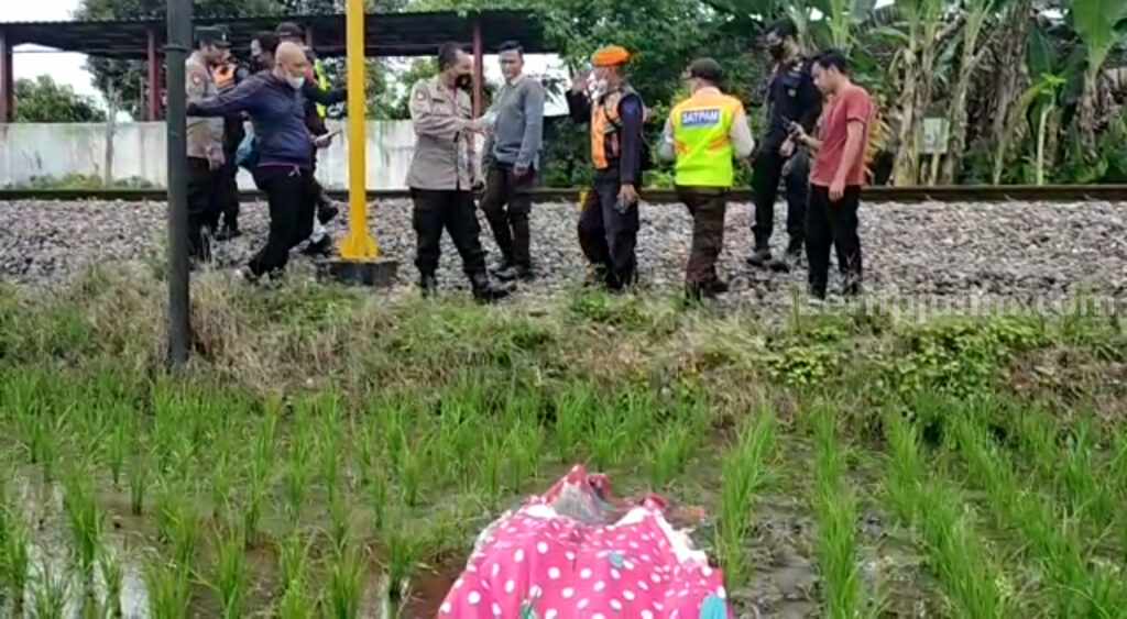 Polsek Sananwetan Kota Blitar melakukan olah TKP warga tertabrak kereta api