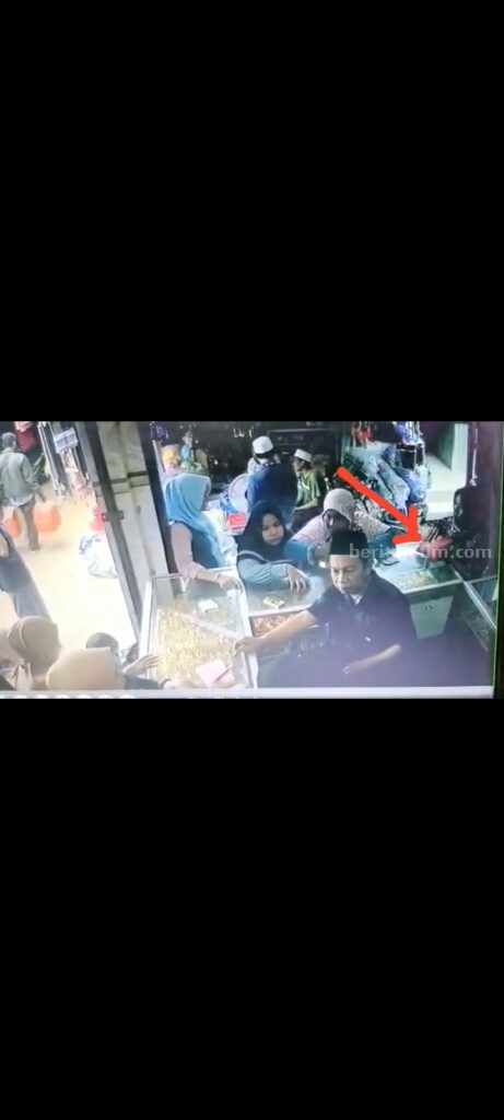 Identitas Pelaku Pencurian Emas Sumenep Terungkap, Kasus Berakhir Damai Tangkapan layar video viral pencurian emas