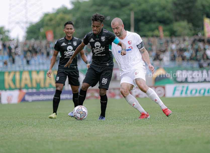 Gol bunuh diri Alwi Slamat membuat Persebaya kalah 0-1 ata