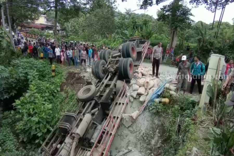 Truk Trailer Terjun ke Sungai Jalur Blitar-Malang Truk Terjun ke Jurang
