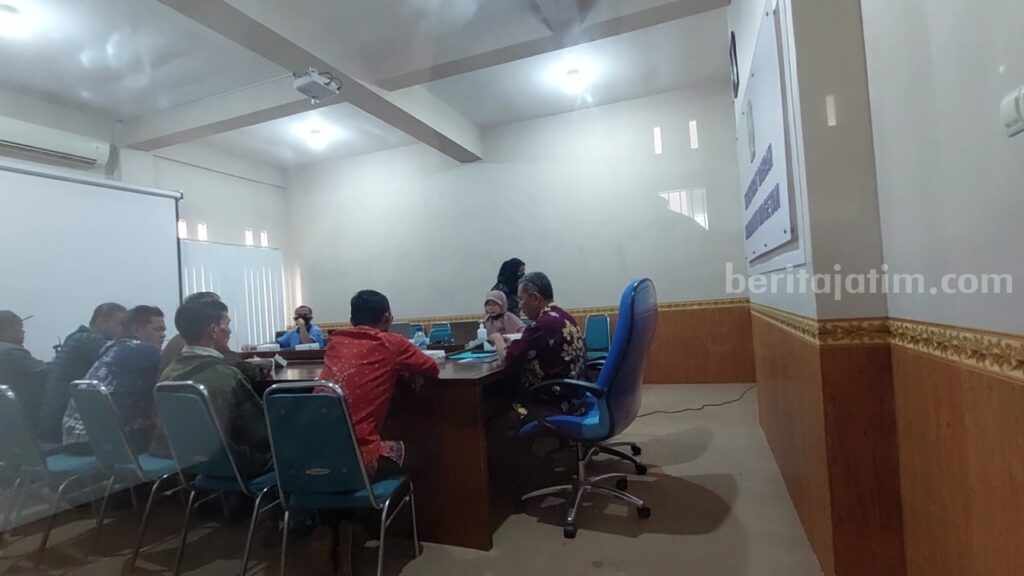 Anggota Inspektorat Magetan memeriksa 6 perwakilan warga Desa Kediren yang mengajukan mosi tidak percaya usai kadesnya diduga cabuli mahasiswi KKN, Jumat (10/2/2023)