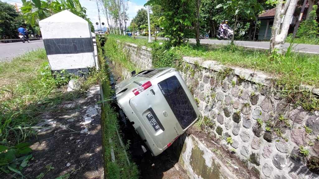 Kondisi mobil Gran Max yang terjun ke parit di antara Twin Road atau Jalan Kembar Sukomoro, Magetan, Jawa Timur, Senin (13/2/2023)