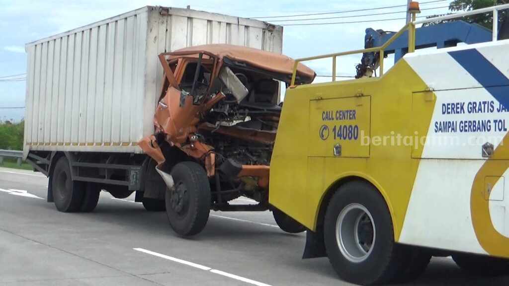 Truk Fuso Tabrak Tronton di Tol Ngawi-Solo, 1 Meninggal truk fuso tabrak tronton