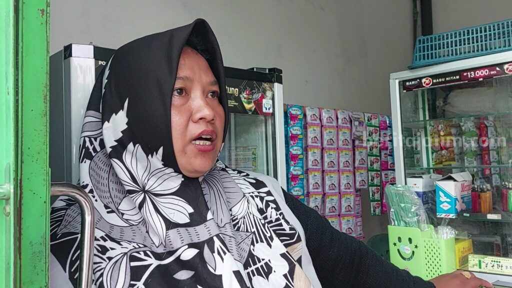 Pemilik toko Suwarni yang mengaku ditodong dua pria di pinggir Jalan Raya Magetan Madiun via Kartoharjo, Desa Gunungan, Kartoharjo, Magetan, Jawa Timur, Minggu (19/2/2023) 