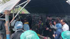 Petugas saat hendak mulai melakukan ekshumasi makam Ahmad Romdon di TPU Desa Sirigan, Paron, Ngawi, Senin (20/2/2023)
